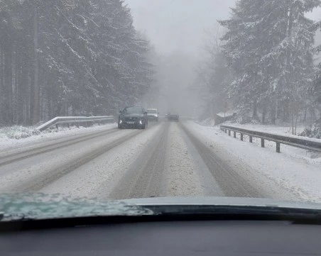 Зимата се завърна с гръм и трясък: Снежна блокада в Смолянско и хаос по проходите в навечерието на май