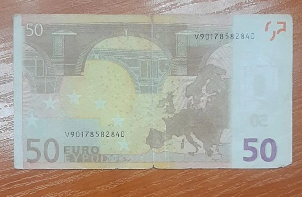 Арестуваха мъж, разплатил се с фалшиво евро на бензиностанция в Пазарджишко