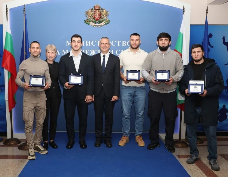 Министър Илиев награди медалистите ни от Европейското първенство по борба