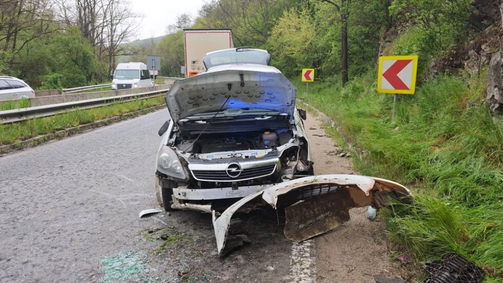 Шофьор катастрофира с кола без номера на пътя Стара Загора – Казанлък и избяга