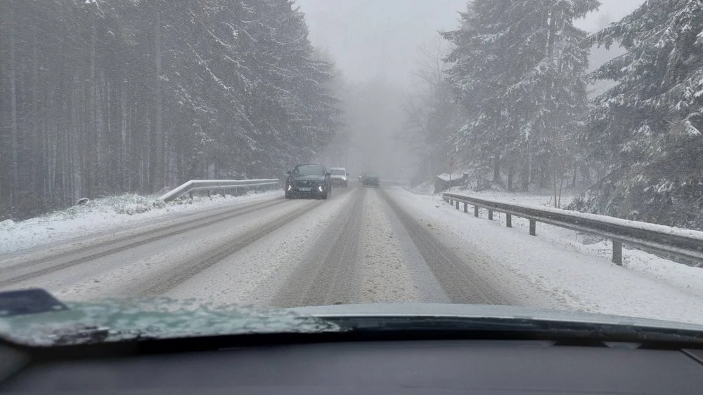 Зимата се завърна с гръм и трясък: Снежна блокада в Смолянско и хаос по проходите в навечерието на май