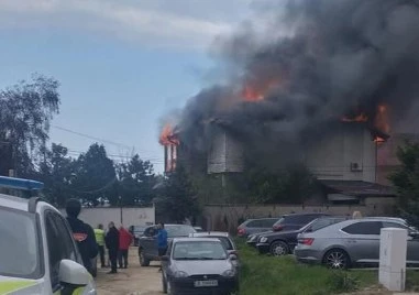 Пожар изпепели къща във Варна, огънят тръгнал от покрива