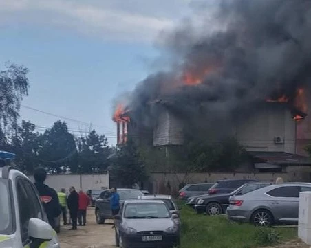 Пожар изпепели къща във Варна, огънят тръгнал от покрива
