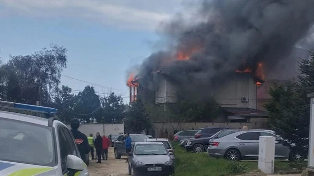 Пожар изпепели къща във Варна, огънят тръгнал от покрива