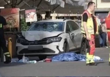 Кола се вряза в тълпа от хора в Лайпциг, двама са загинали
