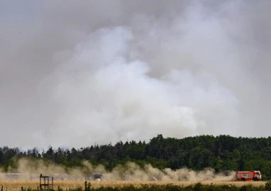 Пожар извън контрол: Опасни боеприпаси горят в природен резерват край Берлин