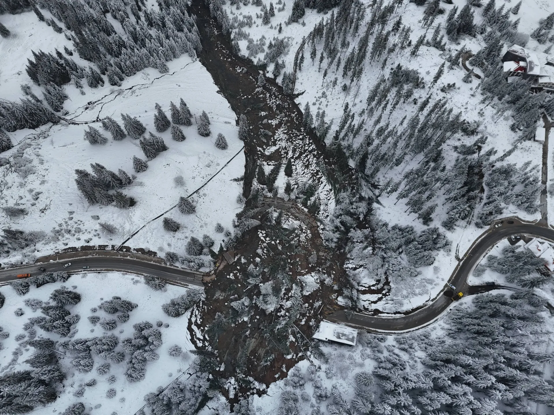 Геолог: Има опасност свлачището край Пампорово да се разшири