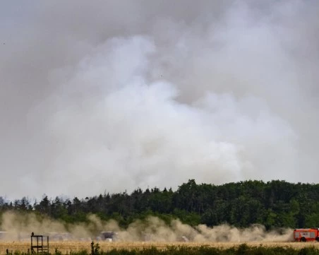 Пожар извън контрол: Опасни боеприпаси горят в природен резерват край Берлин