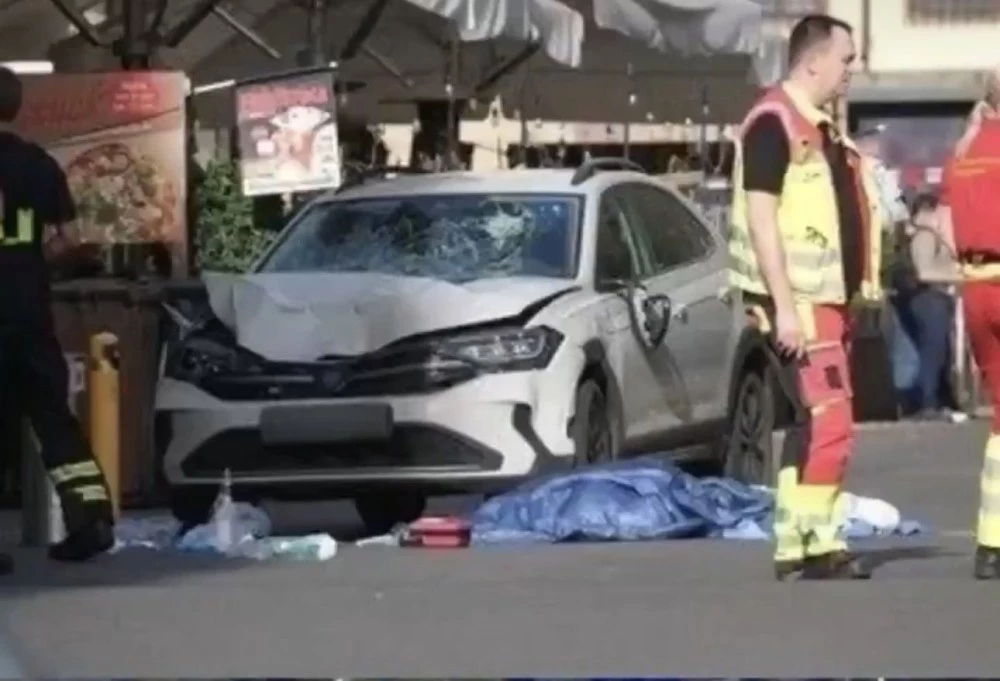 Кола се вряза в тълпа от хора в Лайпциг, двама са загинали