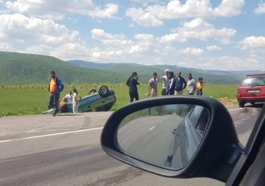 Челен сблъсък на пътя Карлово – Пловдив, автомобил се преобърна в нива