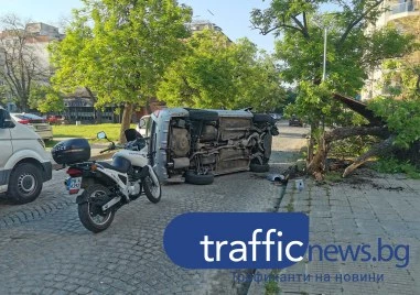 Лек автомобил се заби в дърво и се преобърна в Кючук Париж