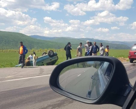 Челен сблъсък на пътя Карлово – Пловдив, автомобил се преобърна в нива