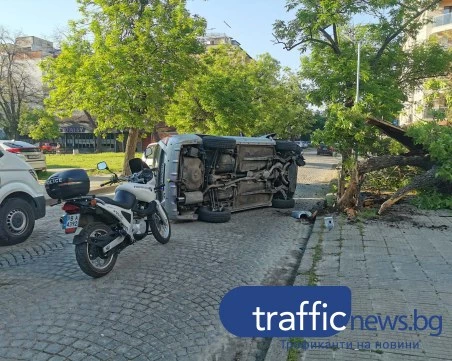 Лек автомобил се заби в дърво и се преобърна в Кючук Париж