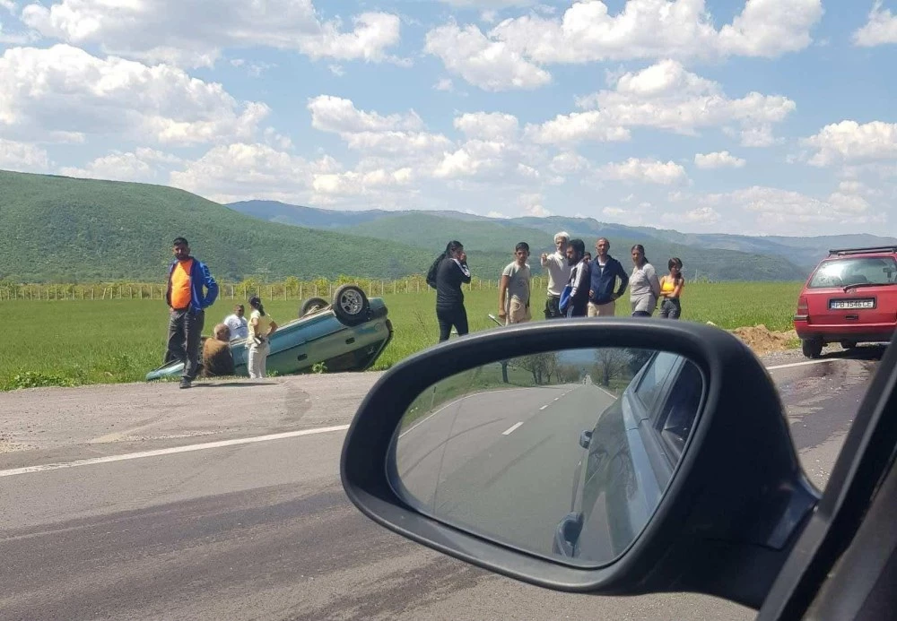 Челен сблъсък на пътя Карлово – Пловдив, автомобил се преобърна в нива