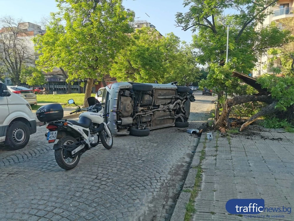 Зрелищно: Лек автомобил се заби в дърво и се преобърна в Кючук Париж ВИДЕО