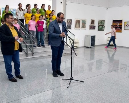 Дружеството на пловдивските художници изпълни с цвят Зала 