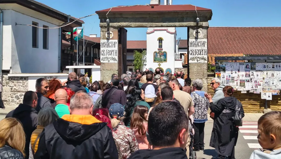 Километрични опашки от поклонници се извиха пред манастира 