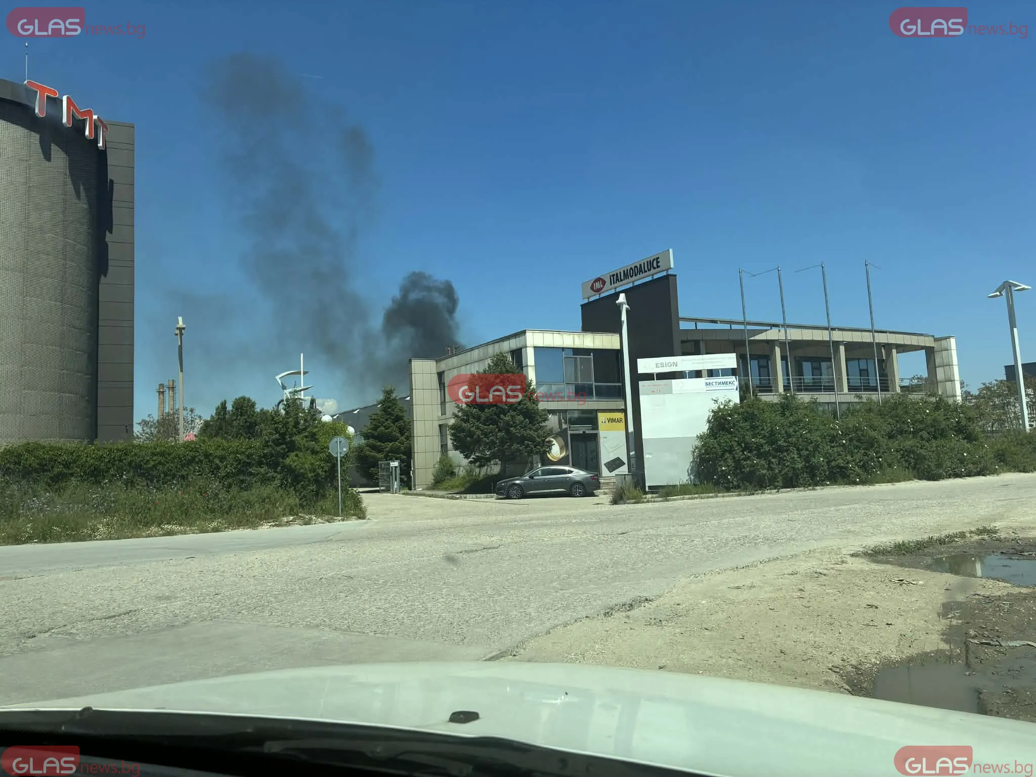 Пожар до голям магазин за електроматериали в Пловдив вдигна огнеборците накрак СНИМКИ