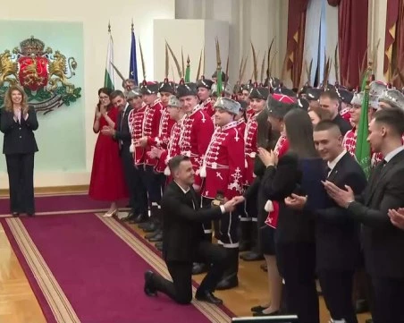 Тодор и Добринка се сгодиха в Гербовата зала пред президента ВИДЕО