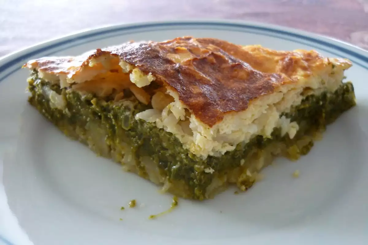 Пролетна запеканка с картофи, спанак и сирене