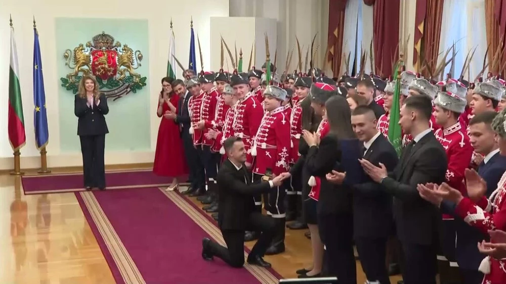 Тодор и Добринка се сгодиха в Гербовата зала пред президента ВИДЕО