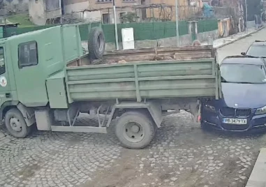 Камион удари кола в Пловдив