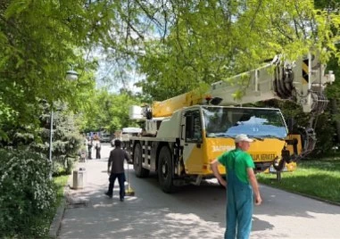 Тежка техника влезе в Цар-Симеоновата градина за ремонта на Пеещите фонтани