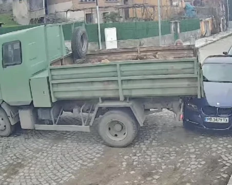 Камион удари кола в Пловдив
