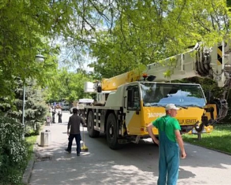 Тежка техника влезе в Цар-Симеоновата градина за ремонта на Пеещите фонтани