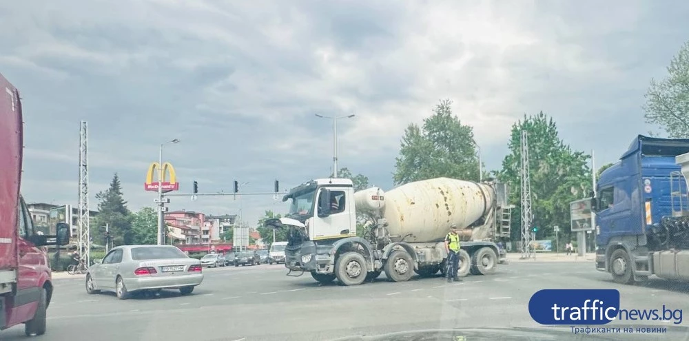 Бетоновоз аварира на средата на възлово кръстовище в Пловдив, предизвика задръстване