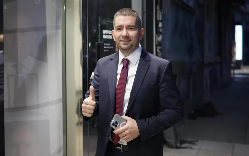 Слави Василев: Радев не е в парламента, защото има важна работа – събира правителството
