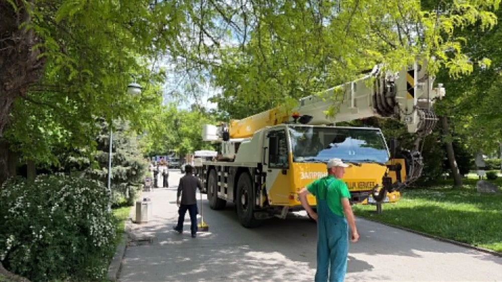 Тежка техника влезе в Цар-Симеоновата градина за ремонта на Пеещите фонтани