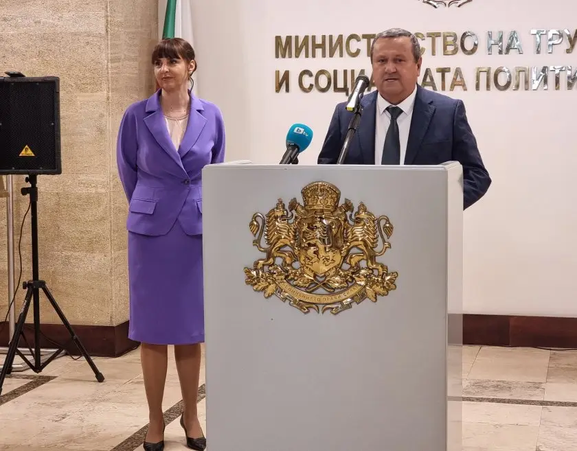 Ефремова при приемането на МТСП: Социалната система не е място за политически експерименти