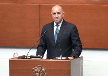 Румен Радев пред НС: Нямаме илюзии за кризите и изпитанията, които стоят пред правителството
