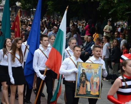 Шествие за Деня на светите братя Кирил и Методий спира движението край Хуманитарната гимназия
