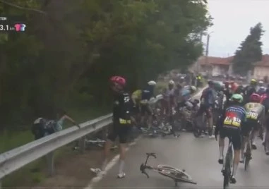 Шестима пострадали след масово падане на втория етап от Giro d'Italia