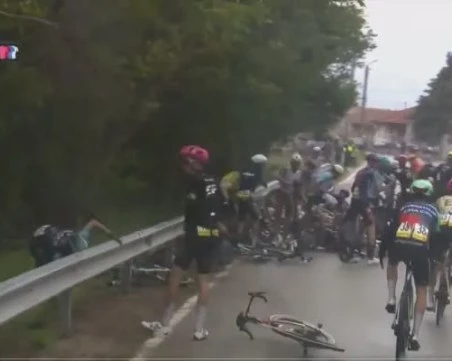 Шестима пострадали след масово падане на втория етап от Giro d'Italia