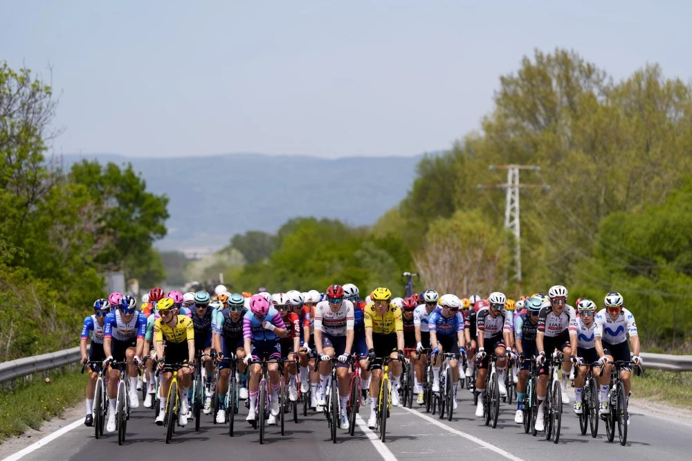 Гледайте на живо: Стартира най-дългия етап от Giro d’Italia в България