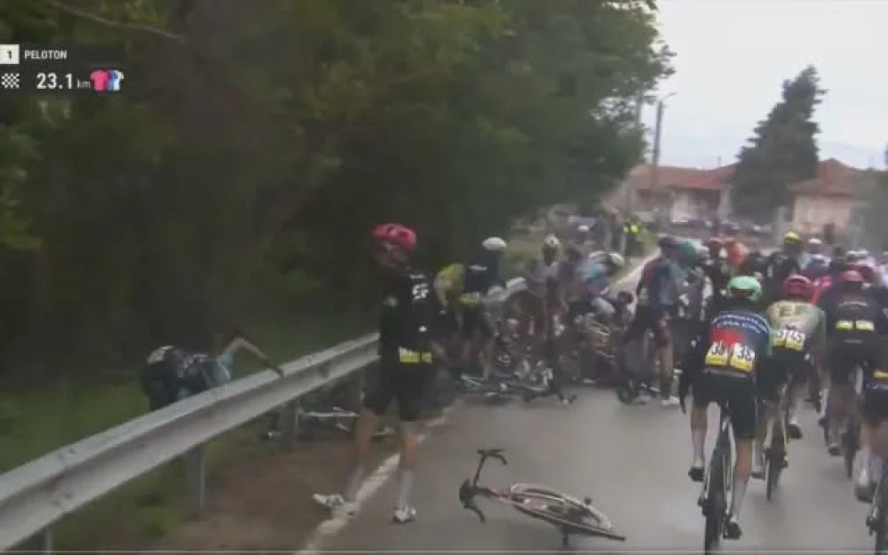 Шестима пострадали след масово падане на втория етап от Giro d'Italia
