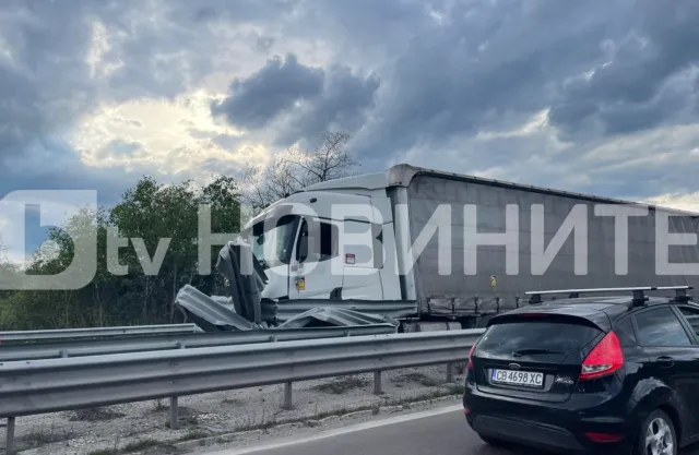 Камион се вряза в мантинела на АМ „Тракия в посока Бургас