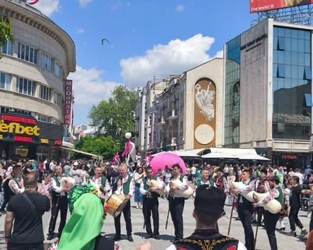 Пловдив се превърна в сцена: Цветно шествие и рок легенди подгряха старта на Джиро д'Италия