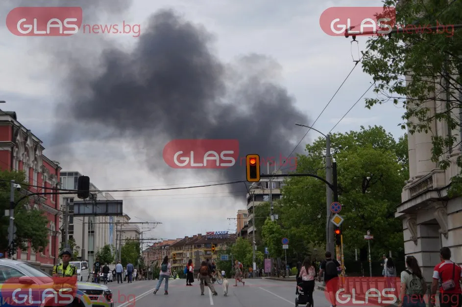 Голям пожар избухна в София
