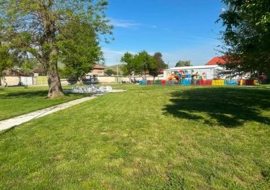 Абсурд в Ново село: Граждани събират подписка за пейки, които отдавна са доставени