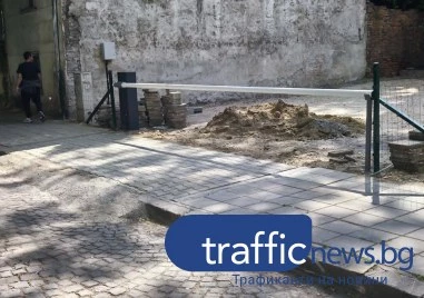 Ремонтираха разбития тротоар пред нов платен паркинг в Центъра