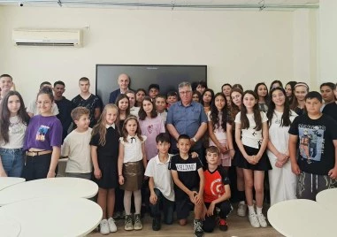 Ученици от Войводиново проведоха урок по родолюбие с наследника на Ботевия род Боян Ботйов