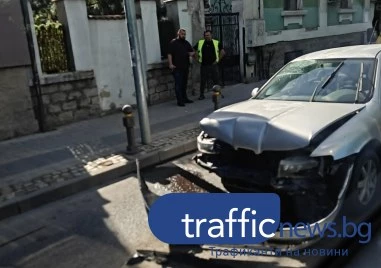 Втора катастрофа днес в Пловдив, кола е с размазана броня