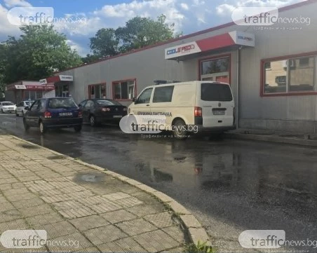 Акция на полицията на улица в Пловдив, криминалисти извършват огледи в офис