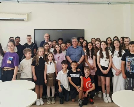 Ученици от Войводиново проведоха урок по родолюбие с наследника на Ботевия род Боян Ботйов