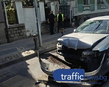Втора катастрофа днес в Пловдив, кола е с размазана броня