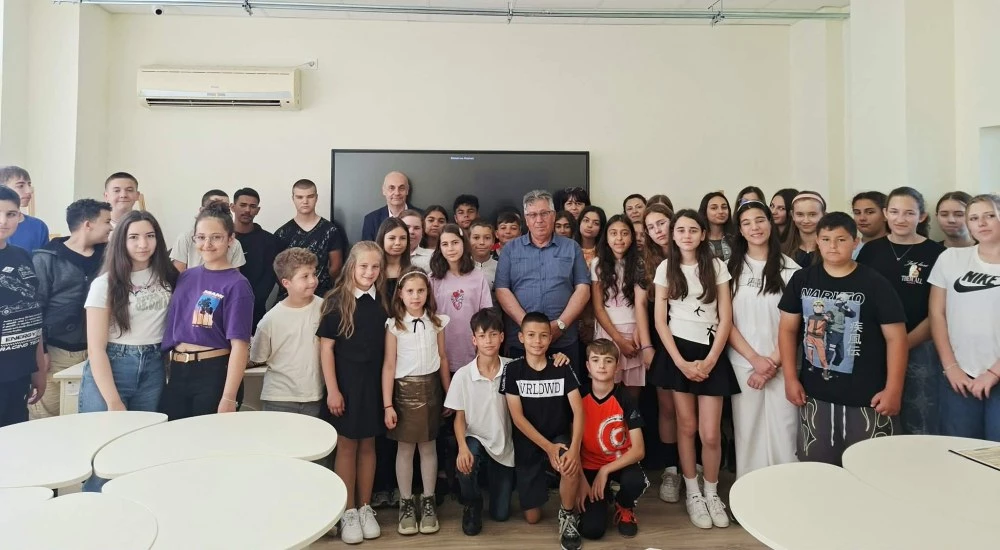 Ученици от Войводиново проведоха урок по родолюбие с наследника на Ботевия род Боян Ботйов